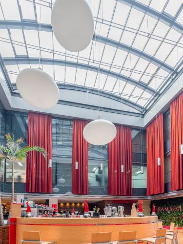 Pub/Área de Estar, Ramada by Wyndham Sibiu in Sibiu City Center Pub/Área de Estar, Ramada by Wyndham Sibiu in Sibiu City Center