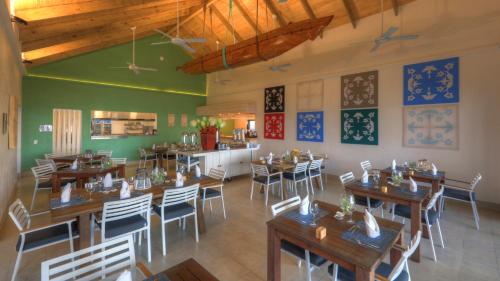 Bar/Lounge, Moana Sands Lagoon Resort - Adults Only in Muri Bar/Lounge, Moana Sands Lagoon Resort - Adults Only in Muri