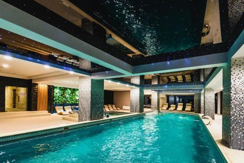 cazare cu loc de joaca si piscina