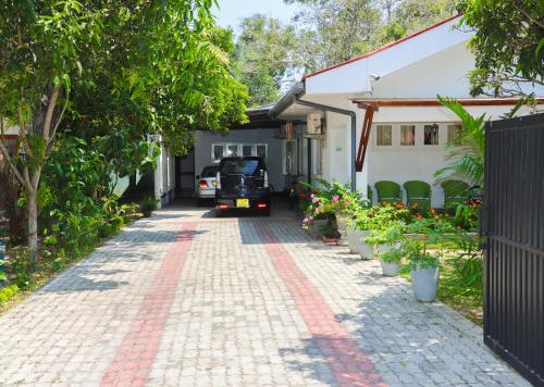 tuin, HOSTEL KATUNAYAKE At COLOMBO AIRPORT TRANSIT in Negombo tuin, HOSTEL KATUNAYAKE At COLOMBO AIRPORT TRANSIT in Negombo