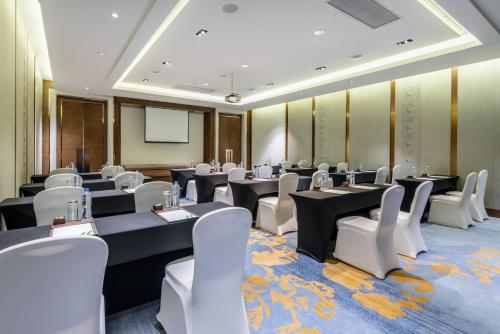 Meeting room / ballrooms, Holiday Inn Shanghai Hongqiao By IHG in Hongqiao Airport and National Convention Center Meeting room / ballrooms, Holiday Inn Shanghai Hongqiao By IHG in Hongqiao Airport and National Convention Center