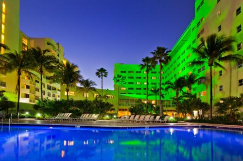 Swimming pool, Holiday Inn Miami Beach-Oceanfront, an IHG Hotel in Miami Beach (FL) Swimming pool, Holiday Inn Miami Beach-Oceanfront, an IHG Hotel in Miami Beach (FL)