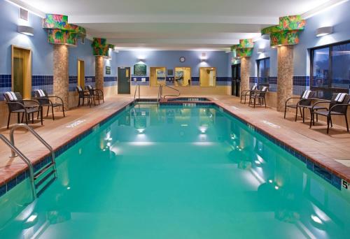 Swimming pool, Holiday Inn Express Hotel & Suites Athens By IHG in Athens (OH) Swimming pool, Holiday Inn Express Hotel & Suites Athens By IHG in Athens (OH)