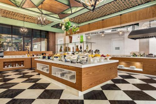 Eten en drinken, Ramada by Wyndham Shymkent in Shymkent Eten en drinken, Ramada by Wyndham Shymkent in Shymkent