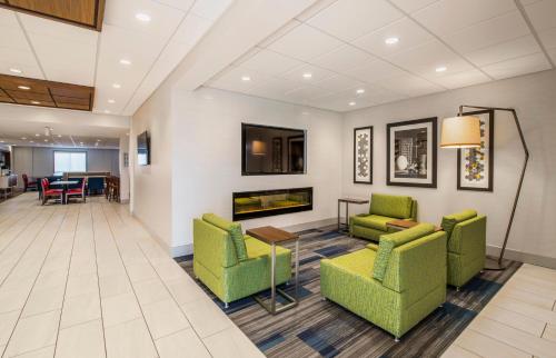 Előcsarnok, Holiday Inn Express Airdrie By IHG in Airdrie Előcsarnok, Holiday Inn Express Airdrie By IHG in Airdrie