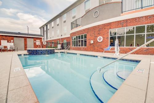 Basen, Holiday Inn Express Hotel & Suites Foley in Foley Basen, Holiday Inn Express Hotel & Suites Foley in Foley