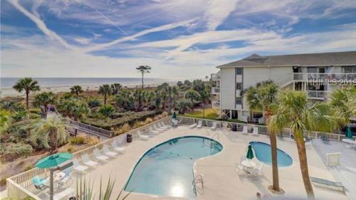 在meiguo.com看到的239 Oceanfront Breakers - North Forest Beach的介绍图片