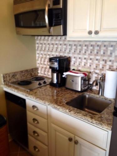 在meiguo.com看到的239 Oceanfront Breakers - North Forest Beach的介绍图片