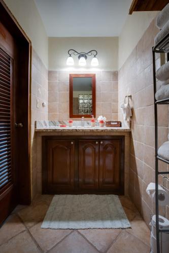 Ванная комната, CHARMING JUNGLE HOME ON PRIVATE ORANGE ORCHARD in Гуд Ливинг Кэмп Ванная комната, CHARMING JUNGLE HOME ON PRIVATE ORANGE ORCHARD in Гуд Ливинг Кэмп