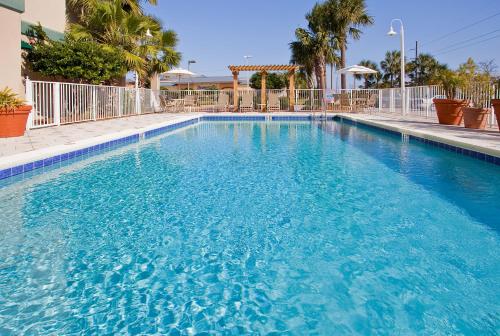 Swimming pool, Holiday Inn Express Destin E - Commons Mall Area By IHG in Destin Beachfront Swimming pool, Holiday Inn Express Destin E - Commons Mall Area By IHG in Destin Beachfront