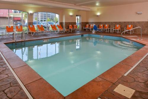 בריכת שחיה, Holiday Inn Express Hotel and Suites Cincinnati - Mason By IHG in מסון(או איץ') בריכת שחיה, Holiday Inn Express Hotel and Suites Cincinnati - Mason By IHG in מסון(או איץ')