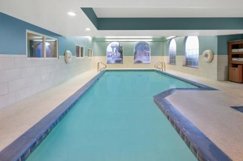 Swimming pool, Holiday Inn Express Hotel & Suites Bishop in Bishop (CA) Swimming pool, Holiday Inn Express Hotel & Suites Bishop in Bishop (CA)