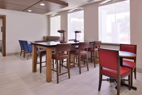 Еда и напитки, Holiday Inn Express Hotel and Suites Mesquite in Мескит Еда и напитки, Holiday Inn Express Hotel and Suites Mesquite in Мескит