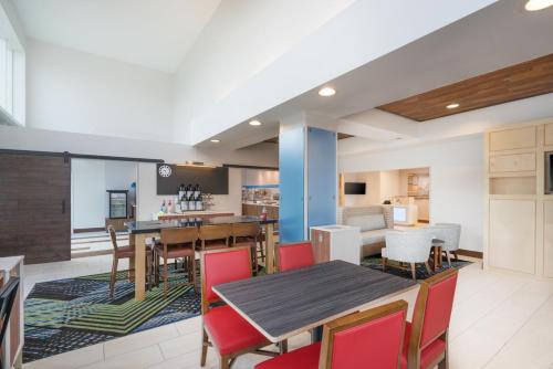 Eten en drinken, Holiday Inn Express Hotel & Suites Frankfort By IHG in Frankfort (KY) Eten en drinken, Holiday Inn Express Hotel & Suites Frankfort By IHG in Frankfort (KY)
