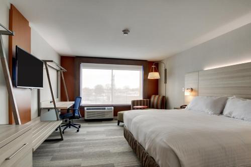 Guestroom, Holiday Inn Express & Suites Galesburg in Galesburg (IL) Guestroom, Holiday Inn Express & Suites Galesburg in Galesburg (IL)