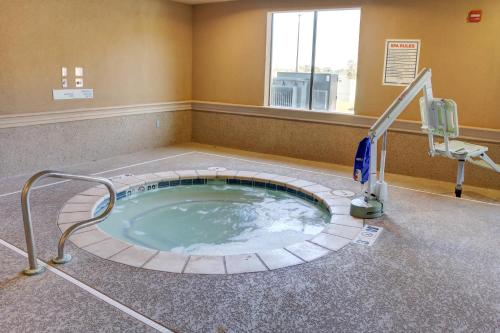 泳池, Holiday Inn Express Hotel & Suites Texarkana East By IHG in 博柔 (AR) 泳池, Holiday Inn Express Hotel & Suites Texarkana East By IHG in 博柔 (AR)