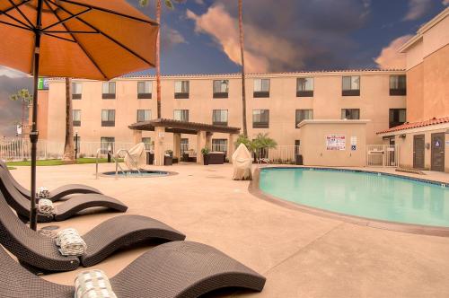 สระว่ายน้ำ, Holiday Inn Express Hotel & Suites Carlsbad Beach By IHG near สนามบินแมคคัลแลน-พาโลมาร์ สระว่ายน้ำ, Holiday Inn Express Hotel & Suites Carlsbad Beach By IHG near สนามบินแมคคัลแลน-พาโลมาร์