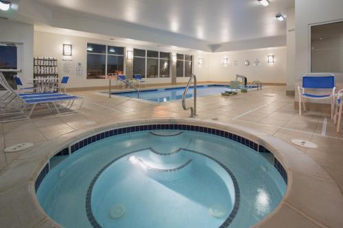 泳池, Holiday Inn Express & Suites Denver North - Thornton By IHG in 桑頓 泳池, Holiday Inn Express & Suites Denver North - Thornton By IHG in 桑頓