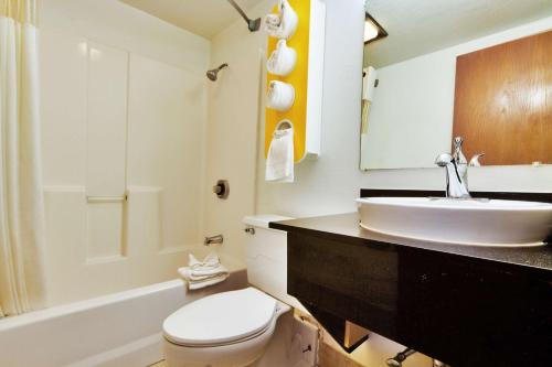 Ванная комната, Motel 6 Dallas - Fair Park in Клермонт Ванная комната, Motel 6 Dallas - Fair Park in Клермонт