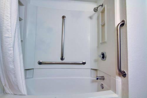 Bathroom, Motel 6 Dallas - Fair Park in Claremont Bathroom, Motel 6 Dallas - Fair Park in Claremont