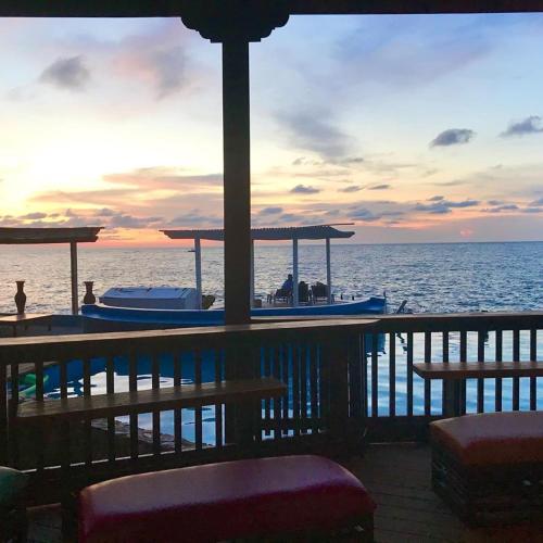 مسبح, Lands End in West End مسبح, Lands End in West End