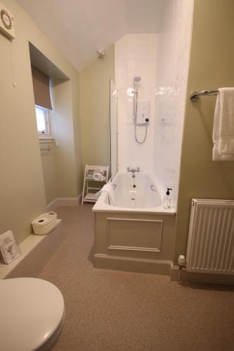 Bathroom, Inglestone House Guest House in Kelso Bathroom, Inglestone House Guest House in Kelso