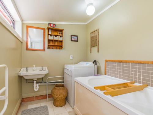 ฝักบัว, The Red Rooster Cottage in โรริมู ฝักบัว, The Red Rooster Cottage in โรริมู