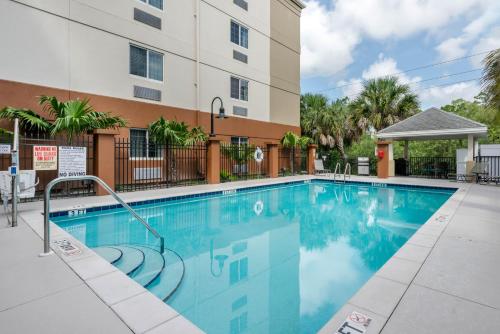 Úszómedence, Candlewood Suites Fort Myers/Sanibel Gateway By IHG in Harlem Heights Úszómedence, Candlewood Suites Fort Myers/Sanibel Gateway By IHG in Harlem Heights