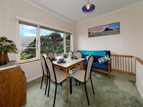 Fasilitas, Surfer's Sunshine Cottage - Piha Holiday Home in Piha Fasilitas, Surfer's Sunshine Cottage - Piha Holiday Home in Piha