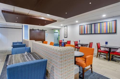 Food and beverages, Holiday Inn Express Hotel & Suites Alcoa Knoxville Airport By IHG in Alcoa (TN) Food and beverages, Holiday Inn Express Hotel & Suites Alcoa Knoxville Airport By IHG in Alcoa (TN)