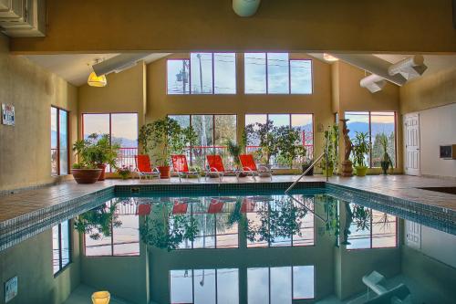 Zwembad, Holiday Inn Hotel & Suites Osoyoos By IHG in Osoyoos (BC) Zwembad, Holiday Inn Hotel & Suites Osoyoos By IHG in Osoyoos (BC)