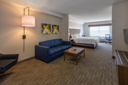 Holiday Inn Express Hotel & Suites North Bay By IHG in North Bay (ON) Holiday Inn Express Hotel & Suites North Bay By IHG in North Bay (ON)
