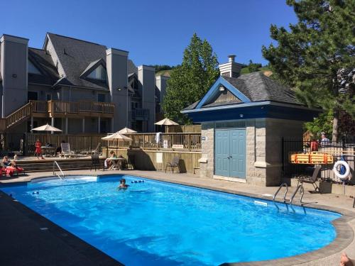 Swimming pool, Blue Mountain Hideaway at North Creek Resort in The Blue Mountains (ON) Swimming pool, Blue Mountain Hideaway at North Creek Resort in The Blue Mountains (ON)