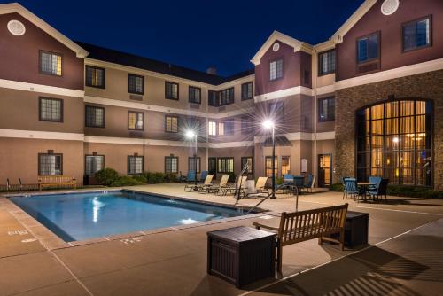 مسبح, Staybridge Suites O'Fallon Chesterfield By IHG in O'Fallon مسبح, Staybridge Suites O'Fallon Chesterfield By IHG in O'Fallon