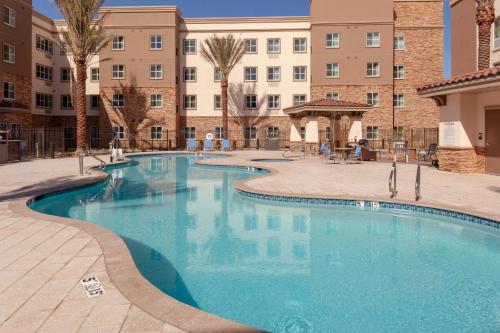 Swimming pool, Staybridge Suites By Holiday Inn Gilbert - East Mesa in East Mesa Swimming pool, Staybridge Suites By Holiday Inn Gilbert - East Mesa in East Mesa