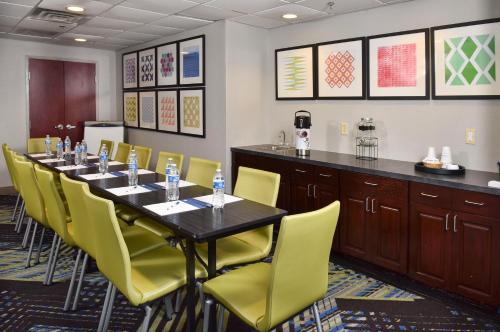 Meeting room / ballrooms, Holiday Inn Express Hotel & Suites Selma By IHG in Selma (AL) Meeting room / ballrooms, Holiday Inn Express Hotel & Suites Selma By IHG in Selma (AL)