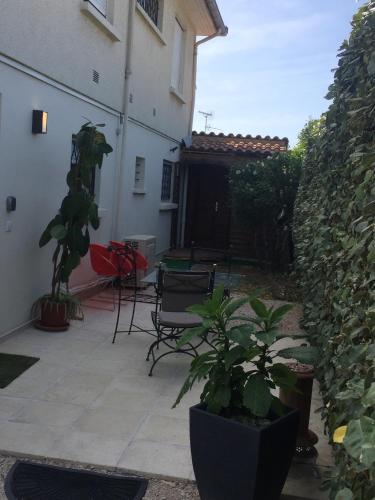 Balcony/terrace, T2 climatise baignoire terrasse Jacuzzi Piscine Sauna in Avenue de Fronton Balcony/terrace, T2 climatise baignoire terrasse Jacuzzi Piscine Sauna in Avenue de Fronton