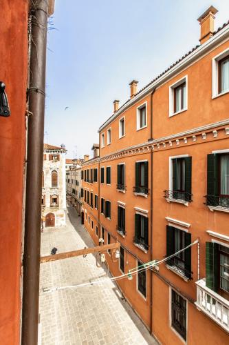 Charming Apartment on the Grand Canal R&R - main image