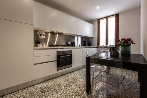 Charming Apartment on the Grand Canal R&R - image 7