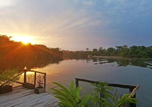 Balcony/terrace, Amazon Oasis Floating Lodge in Indiana Balcony/terrace, Amazon Oasis Floating Lodge in Indiana
