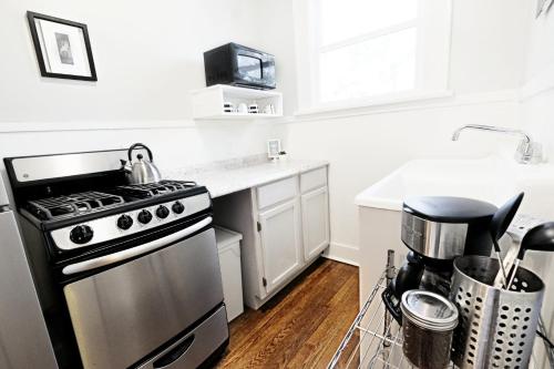 The 1920s Mainstay Studio Flat on Lower Greenville in Лоуэр-Гринвилл The 1920s Mainstay Studio Flat on Lower Greenville in Лоуэр-Гринвилл