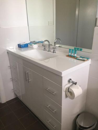 Bathroom, Macquarie Barracks Motor Inn in Settlement Point Bathroom, Macquarie Barracks Motor Inn in Settlement Point