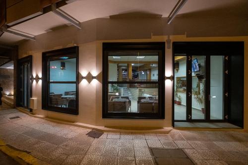 כניסה, Democritus in קומוטיני כניסה, Democritus in קומוטיני