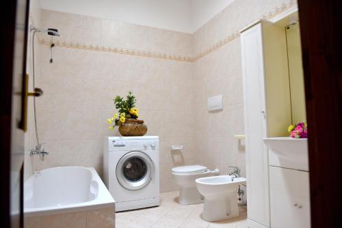 Bathroom, Ulivo Apartment in Lamie di Olimpia Bathroom, Ulivo Apartment in Lamie di Olimpia