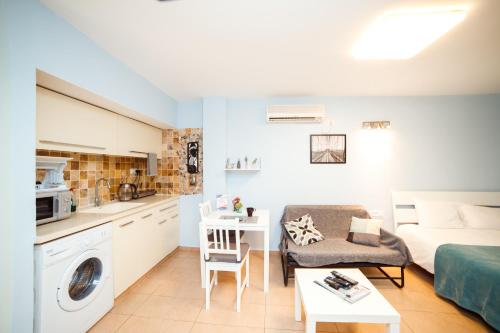 Cozy Studio "De Shalit" in Herzliya Cozy Studio "De Shalit" in Herzliya