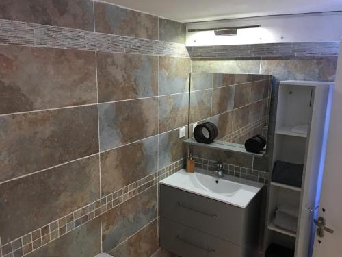 T2 climatise baignoire terrasse Jacuzzi Piscine Sauna in Avenue de Fronton T2 climatise baignoire terrasse Jacuzzi Piscine Sauna in Avenue de Fronton