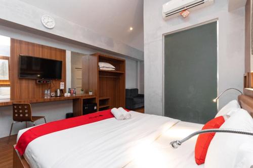 Bed, RedDoorz Premium near Centre Point Mall Medan in Medan Perjuangan Bed, RedDoorz Premium near Centre Point Mall Medan in Medan Perjuangan