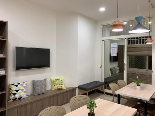 Shared lounge/TV area, 910 Hostel (Chengdong) in Yuli Township Shared lounge/TV area, 910 Hostel (Chengdong) in Yuli Township
