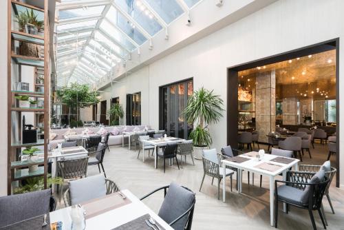 Restaurant, Divalux Resort and Spa Bangkok Suvarnabhumi Airport (SHA Plus+) in Suvarnabhumi Airport Restaurant, Divalux Resort and Spa Bangkok Suvarnabhumi Airport (SHA Plus+) in Suvarnabhumi Airport