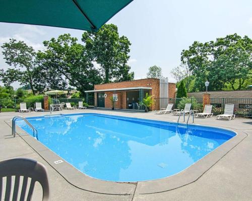 Swimming pool, Quality Inn in Lewisburg (WV) Swimming pool, Quality Inn in Lewisburg (WV)